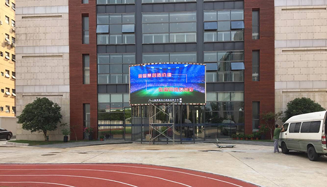 上海諾美國際學(xué)校戶外LED顯示屏由智彩科技定制、安裝