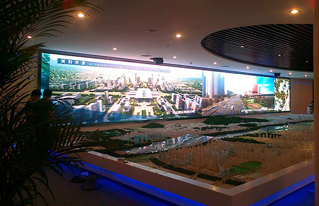 江蘇鹽城汽車商貿(mào)城展館P5室內全彩LED顯示屏由上海智彩科技設計、安裝