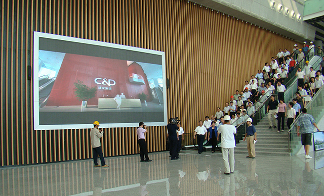 福建廈門會(huì)展中心P6室內(nèi)全彩LED顯示屏由上海智彩科技設(shè)計(jì)、安裝